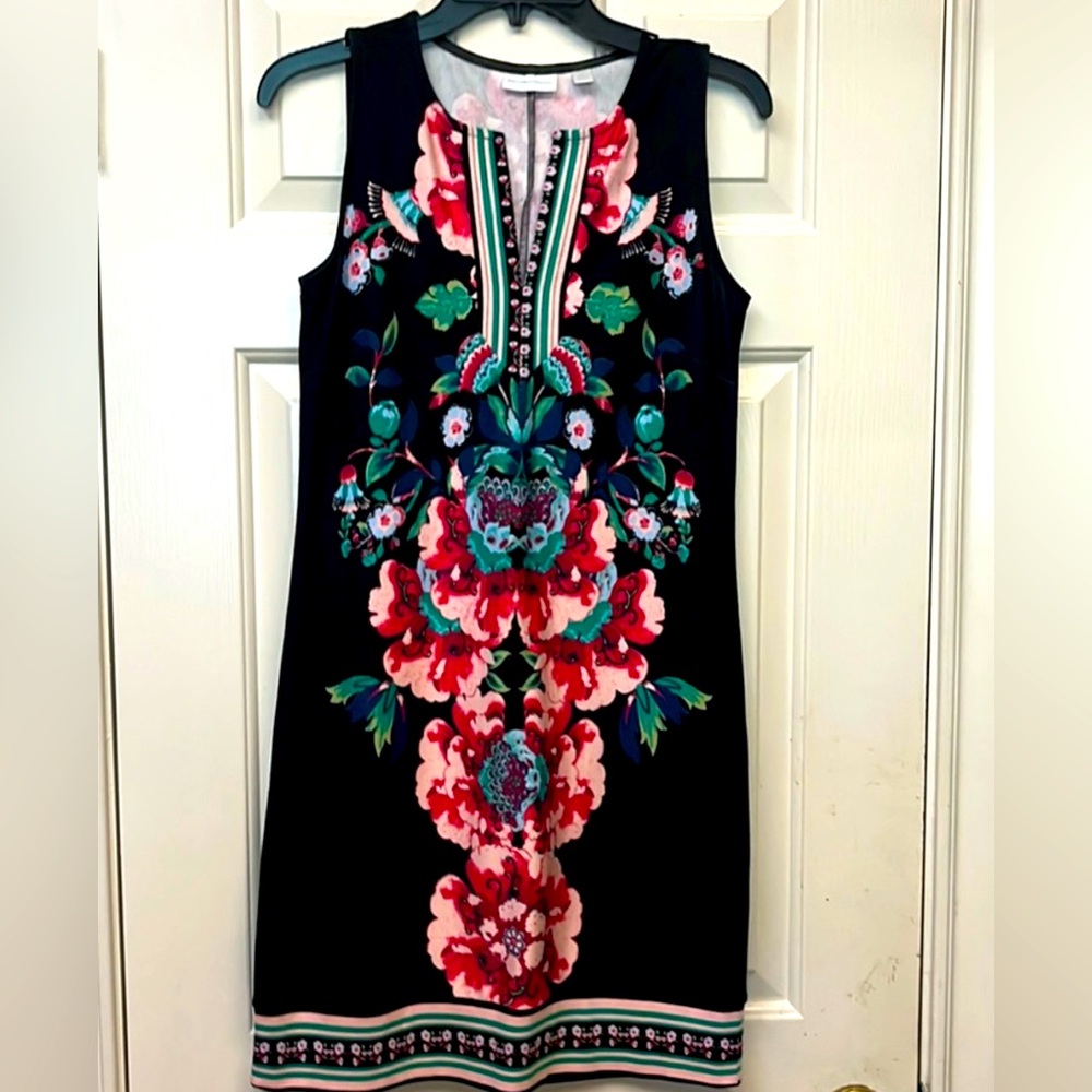 🚩New York & Co Black Floral Sheath Dress
Size: XS.